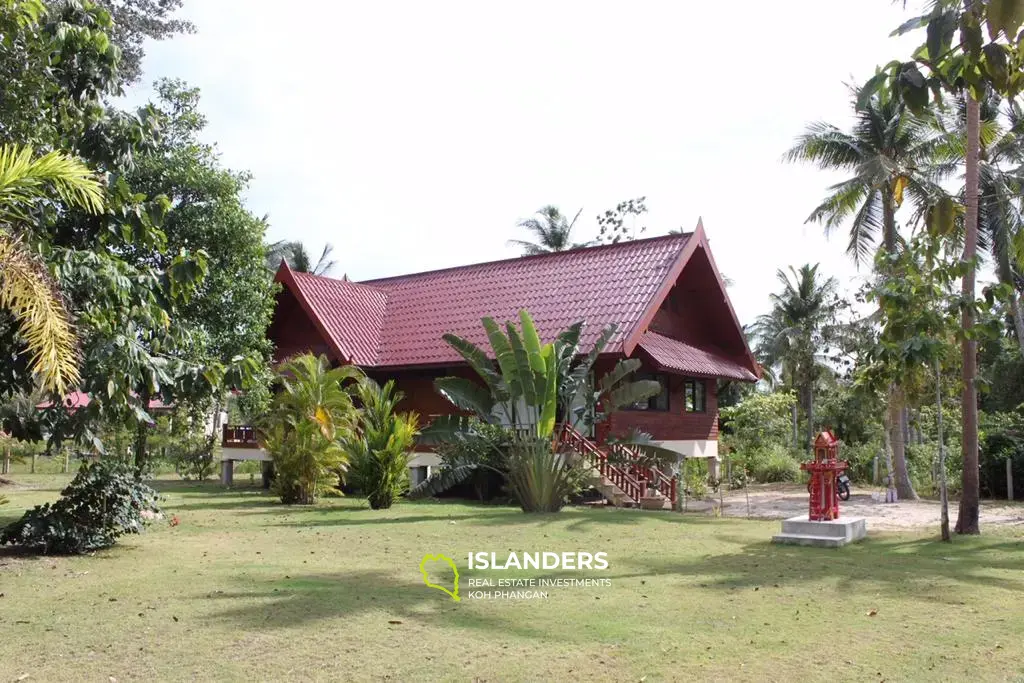 3-bedroom Thai wooden house with pool. Maduawan area.