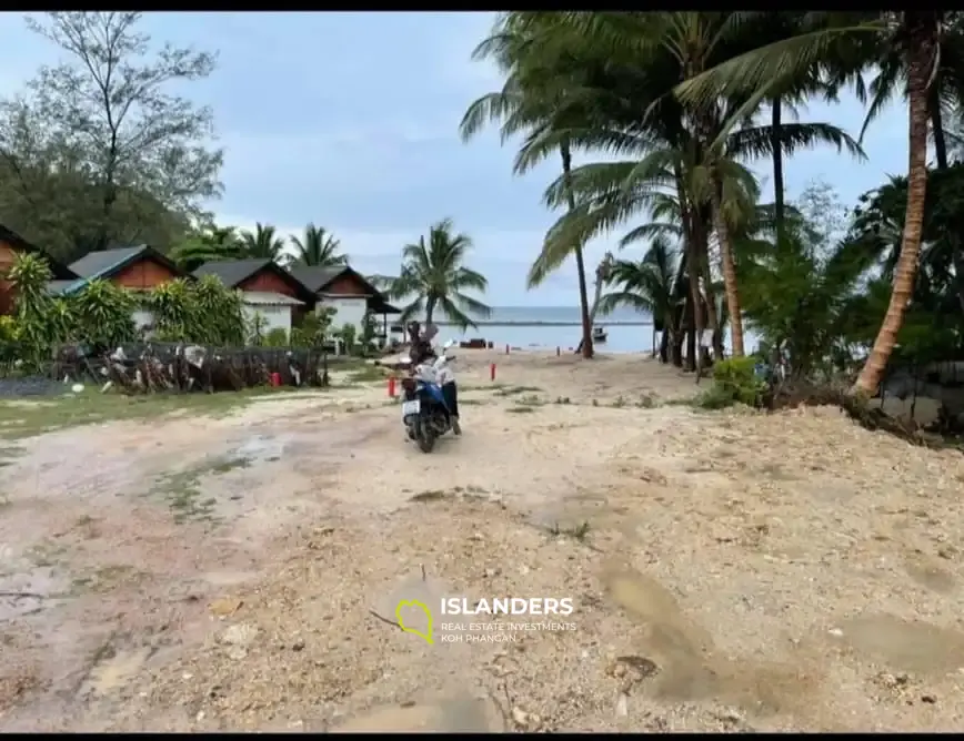 ที่ดินติดชายหาดขนาดเล็กในหาดสลัด