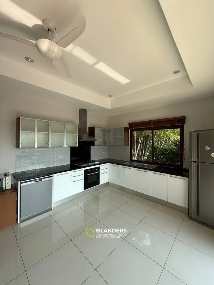 4-bdrm villa with large pool and plot (Chong Mon)