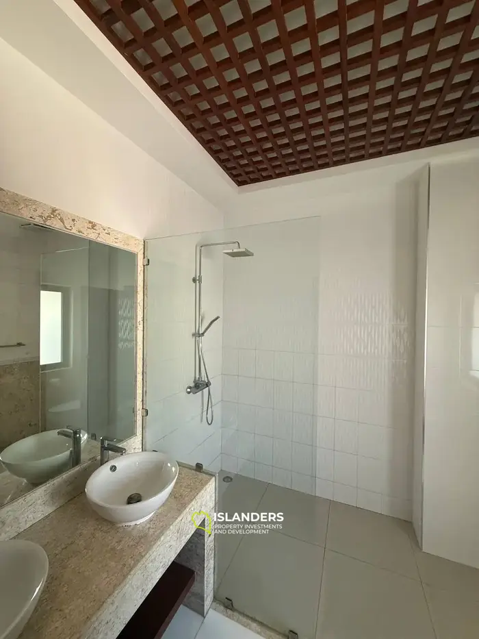 4-bdrm villa with large pool and plot (Chong Mon)