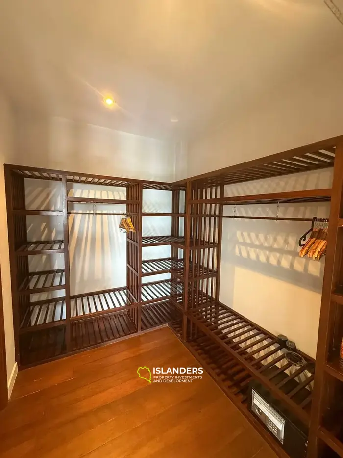 4-bdrm villa with large pool and plot (Chong Mon)