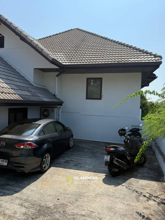 4-bdrm villa with large pool and plot (Chong Mon)