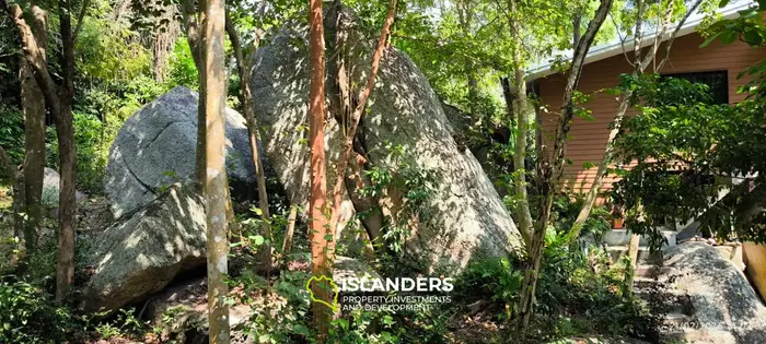 อสังหาริมทรัพย์เพื่อการลงทุนพร้อมบ้านสองหลังขาย - เกาะพะงัน