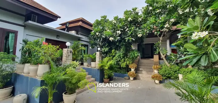 Two-story 6-bdrm pool villa with a large plot with sea views (Bangrak)