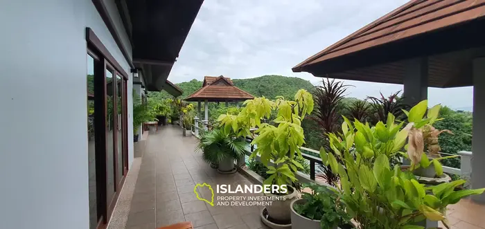 Two-story 6-bdrm pool villa with a large plot with sea views (Bangrak)
