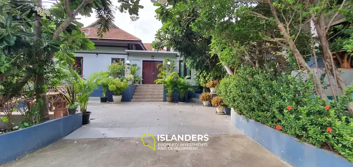 Two-story 6-bdrm pool villa with a large plot with sea views (Bangrak)