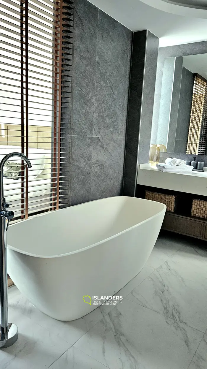 Brand new 3 bdrm pool villa with panoramic sea views (Plai Laem)