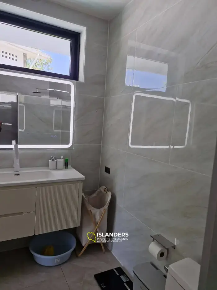 Exquisite Mountain-View 3BD Villa for Sale in  Mae Haad (Koh Phangan)