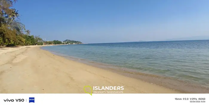 รีสอร์ทหรูริมชายหาดที่ออกแบบในสไตล์เขตร้อนของบาหลี ผสมผสานวัสดุธรรมชาติ พืชพรรณเขียวขจี และวิวทะเล โครงการนี้มอบประสบการณ์ที่เงียบสงบแต่หรูหรา เหมาะสำหรับการพักผ่อน วันหยุด และการฮันนีมูน