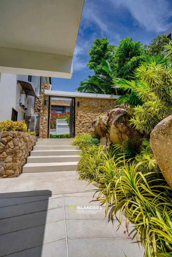 3-bdrm pool villa with large plot and sea view (Bophut)