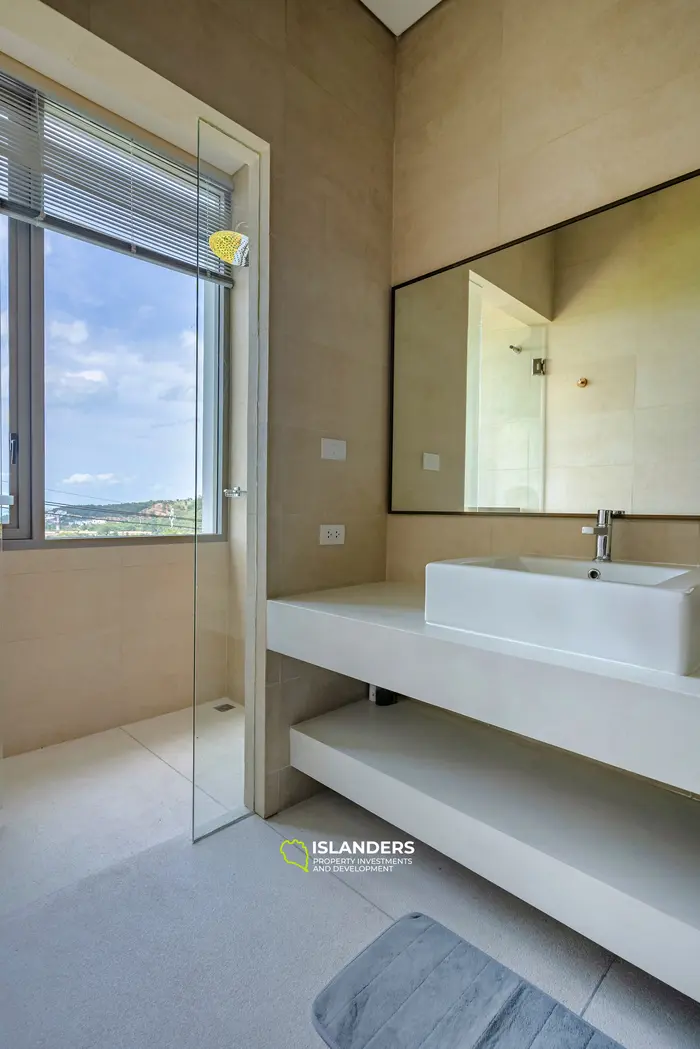 3-bdrm pool villa with large plot and sea view (Bophut)