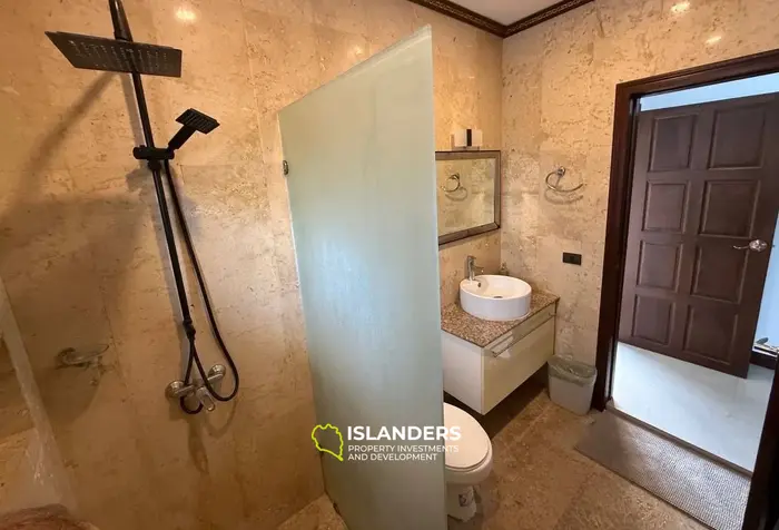 Comfortable 4-bdrm pool villa in a sought-after area (Maenam)