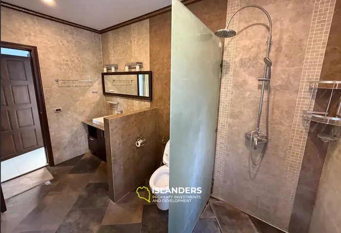 Comfortable 4-bdrm pool villa in a sought-after area (Maenam)