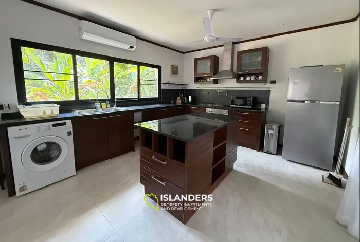 Comfortable 4-bdrm pool villa in a sought-after area (Maenam)