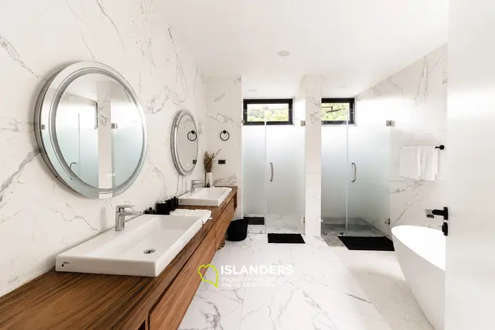 Luxurious 3BD Villa with Stunning Sea Views and Energy independence in Chaloklum (KPG)