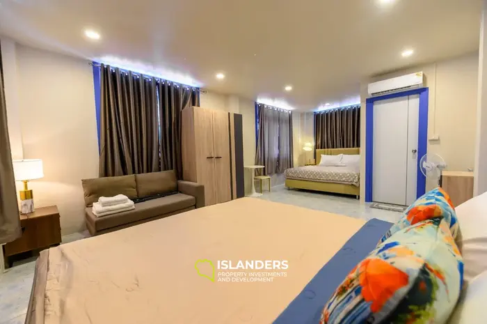 Spacious 4 bdrm townhouse in a popular tourist area (Bangrak)