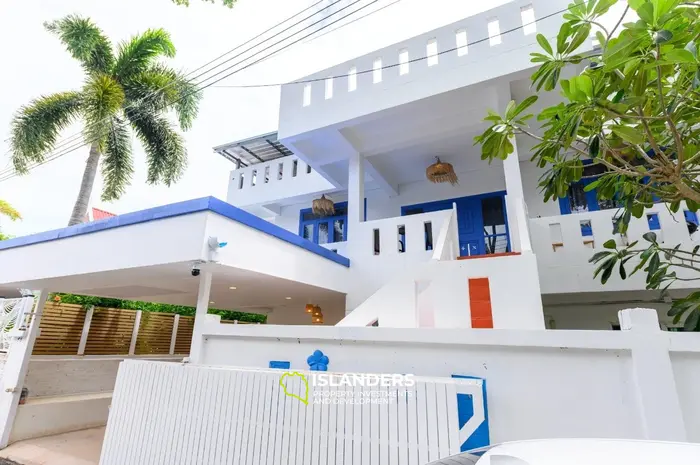 Spacious 4 bdrm townhouse in a popular tourist area (Bangrak)