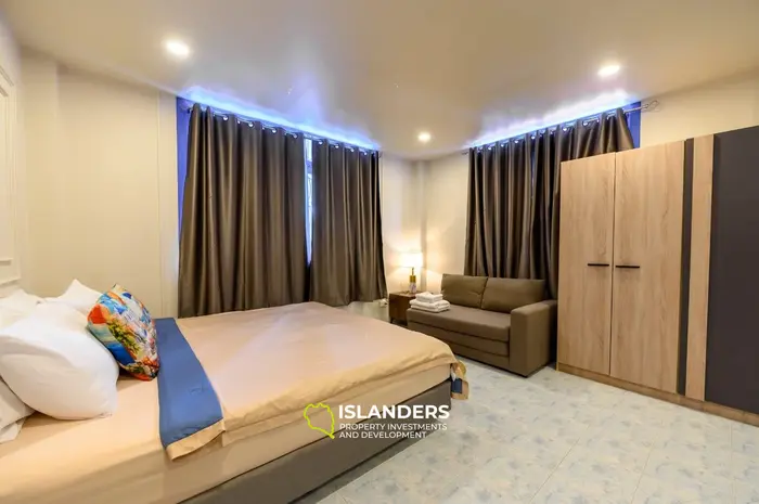 Spacious 4 bdrm townhouse in a popular tourist area (Bangrak)