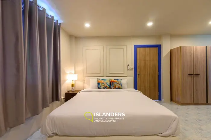 Spacious 4 bdrm townhouse in a popular tourist area (Bangrak)