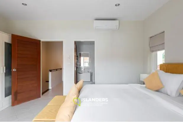 2-bdrm townhouse with shared pool in a well-maintained complex (Bangrak)