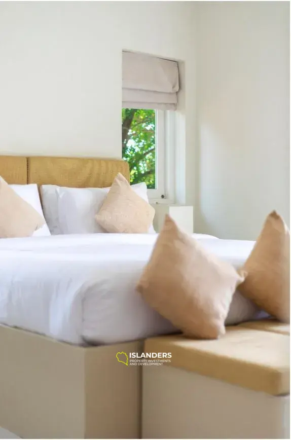 2-bdrm townhouse with shared pool in a well-maintained complex (Bangrak)