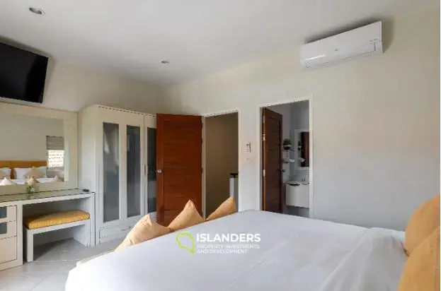 2-bdrm townhouse with shared pool in a well-maintained complex (Bangrak)