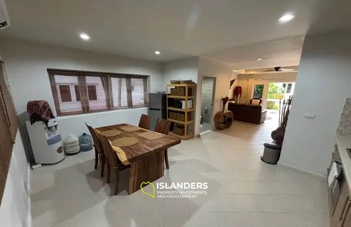 2-bdrm townhouse with shared pool in a well-maintained complex (Bangrak)