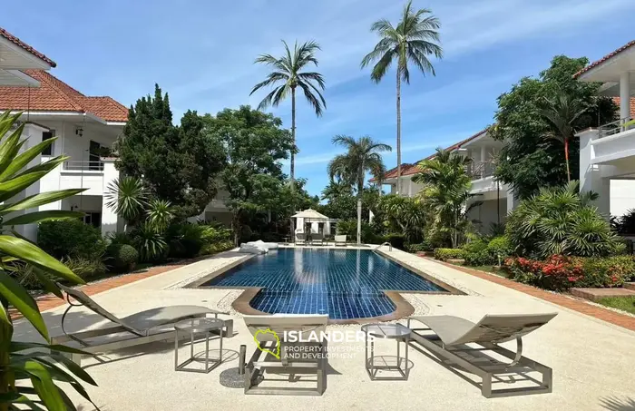 2-bdrm townhouse with shared pool in a well-maintained complex (Bangrak)