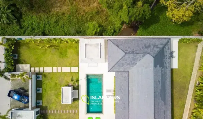 Moderna y hermosa villa en Maenam en venta
