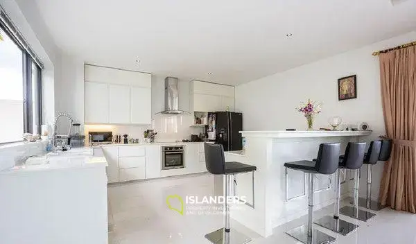 5 Bedrooms Seaview Villa in Maenam for Sale