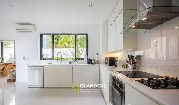 5 Bedrooms Seaview Villa in Maenam for Sale