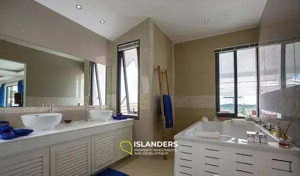 5 Bedrooms Seaview Villa in Maenam for Sale