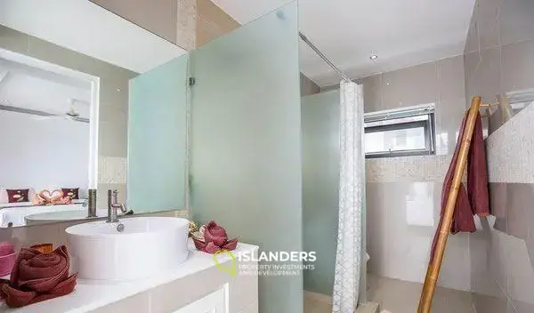 5 Bedrooms Seaview Villa in Maenam for Sale