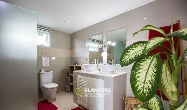 5 Bedrooms Seaview Villa in Maenam for Sale