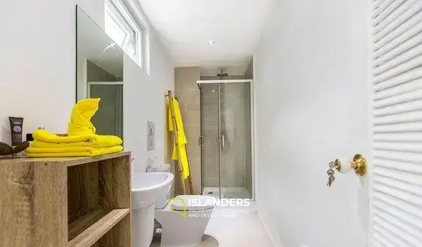 5 Bedrooms Seaview Villa in Maenam for Sale