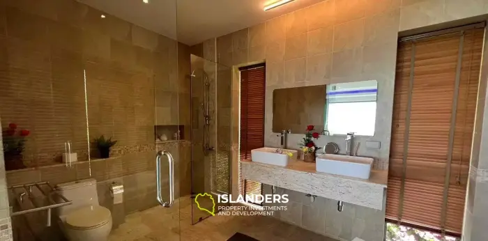 Villa moderne de 3 chambres avec piscine et vue sur la mer à Taling Ngam