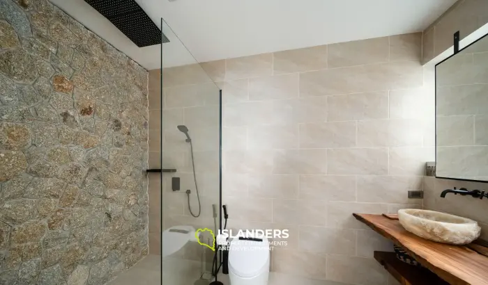 Incroyable villa de 3 chambres avec piscine et vue sur la mer à Chaweng Noi à vendre