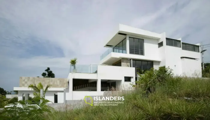 Villa de 4 dormitorios con piscina y vistas al mar a un precio excelente para renovar