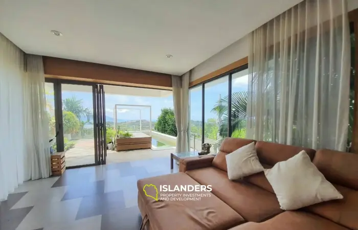 Villa de 4 dormitorios con piscina y vistas al mar a un precio excelente para renovar