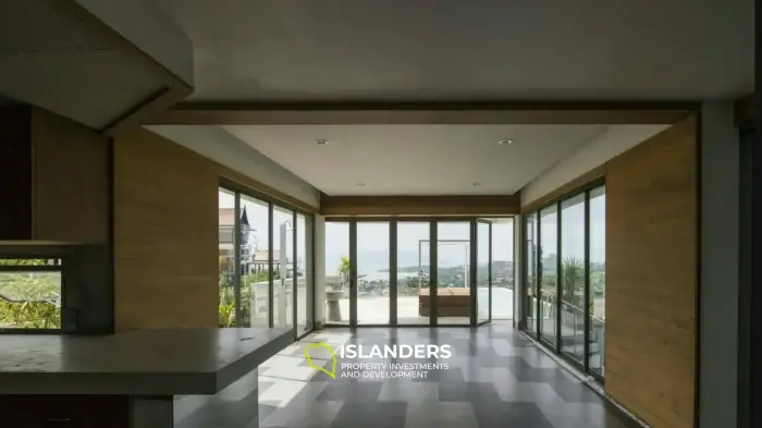 Villa de 4 dormitorios con piscina y vistas al mar a un precio excelente para renovar