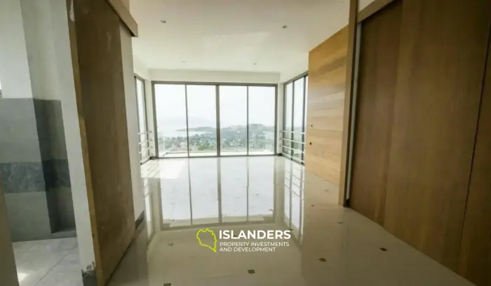 Villa de 4 dormitorios con piscina y vistas al mar a un precio excelente para renovar