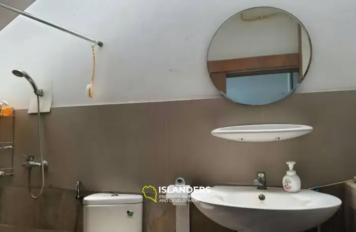 Villa de 4 dormitorios con piscina y vistas al mar a un precio excelente para renovar