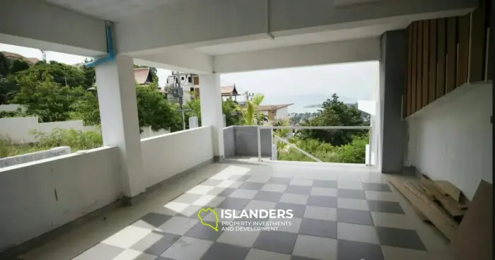 Villa de 4 dormitorios con piscina y vistas al mar a un precio excelente para renovar