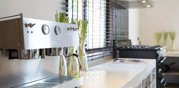 אחוזת יוקרה עם נוף לים התיכון על מגרש ענק למכירה