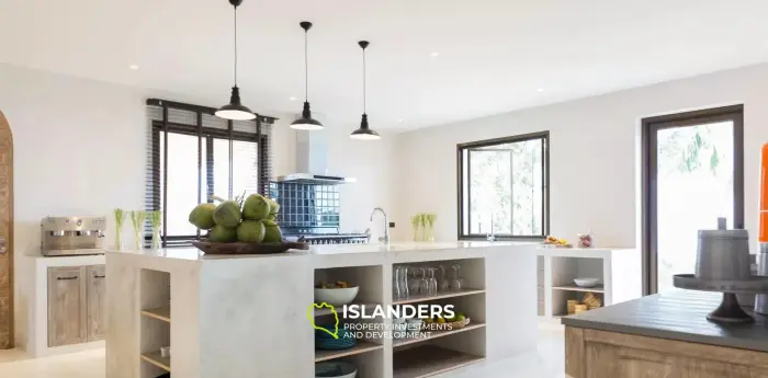 אחוזת יוקרה עם נוף לים התיכון על מגרש ענק למכירה