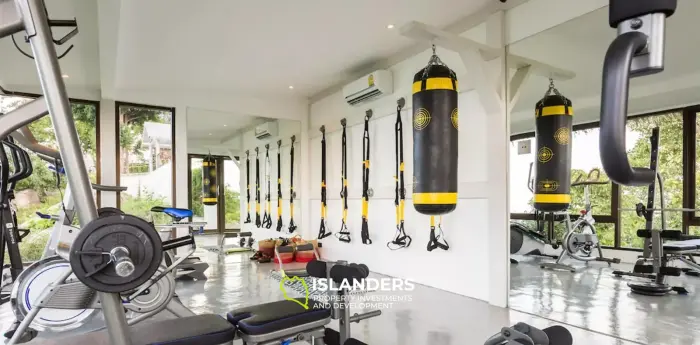 אחוזת יוקרה עם נוף לים התיכון על מגרש ענק למכירה