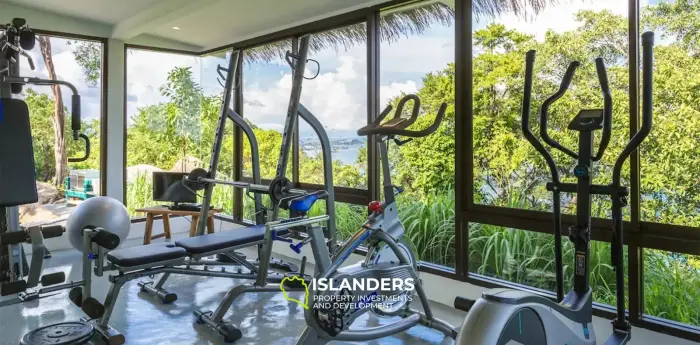 אחוזת יוקרה עם נוף לים התיכון על מגרש ענק למכירה