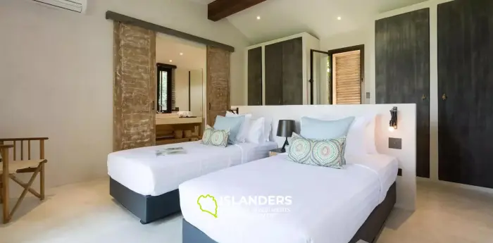 אחוזת יוקרה עם נוף לים התיכון על מגרש ענק למכירה