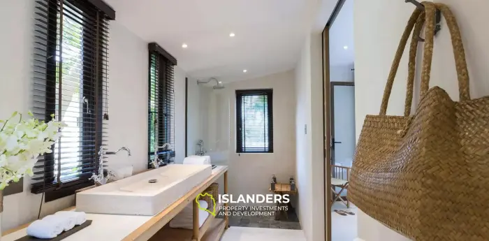 אחוזת יוקרה עם נוף לים התיכון על מגרש ענק למכירה