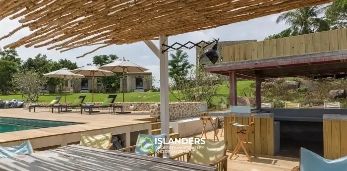 אחוזת יוקרה עם נוף לים התיכון על מגרש ענק למכירה